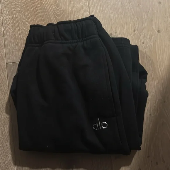 Alo Yoga Accolade Sweatpants Straight Leg in black - Picture 7 of 11